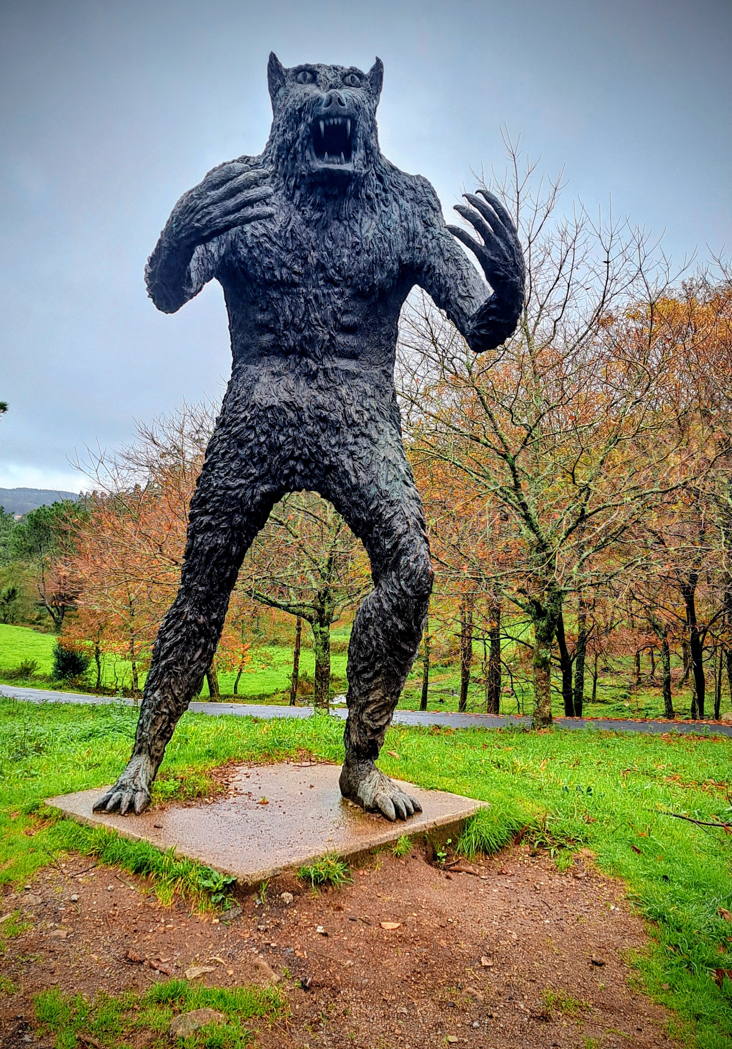 Ampliar: Escultura do Vakner, Dumbria. Escultor Cándido Pazos